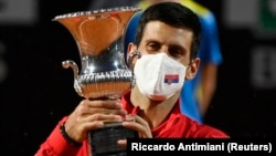 Novak Đoković sa trofejem namenjenom pobedniku turnira u Rimu (Foto: Reuters/Riccardo Antimiani) 