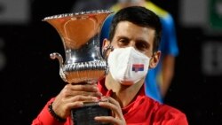 Novak Đoković sa trofejem namijenjenom pobjedniku turnira u Rimu (Foto: Reuters/Riccardo Antimiani)