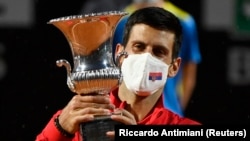 Novak Đoković sa trofejem namijenjenom pobjedniku turnira u Rimu (Foto: Reuters/Riccardo Antimiani)