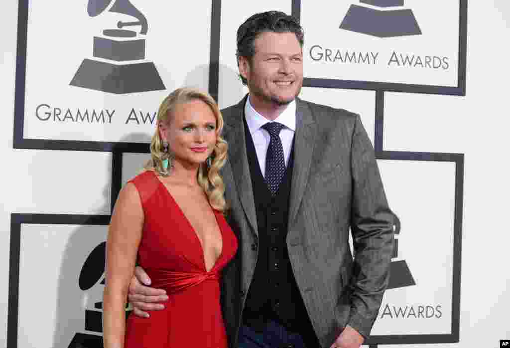 Pasangan penyanyi country Miranda Lambert dan Blake Shelton tiba di karpet merah Grammy Awards ke-56. (AP/Jordan Strauss)
