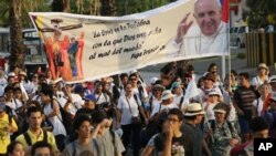 Durante su visita por Latinoamérica cientos de personas participaron de marchas, vigilias y peregrinaciones para honrar al Sumo Pontífice. Antes de llegar a EE.UU. y Cuba el papa visitó Ecuador, Bolivia y Paraguay.