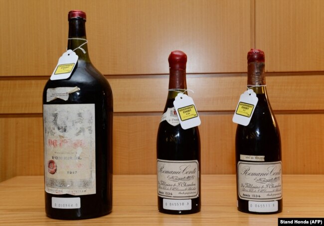 Tiga botol anggur palsu yang menjadi barang bukti persidangan penjual minum anggur, Rudy Kurniawan, diperlihatkan di Pengadilan Federal di New York, 19 Desember 2013. (Foto: Stan Honda/AFP)