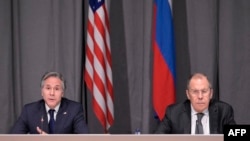 토니 블링컨 미국 국무장관(왼쪽)과 세르게이 라브로프 러시아 외교장관이 2일 스웨덴 스톡홀름에서 회담에 이어 공동기자회견을 했다.
