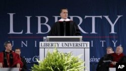 Ứng cử viên tổng thống đảng Cộng hòa, Mitt Romney nói chuyện trong buổi lễ phát bằng của Đại học Liberty ở Lynchburg, bang Virrginia 