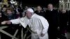 Paus Minta Maaf karena Pukul Tangan Perempuan yang Menyambutnya