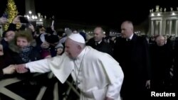 El momento en que una peregrina jaló de la mano al Papa Francisco en la Plaza de San Pedro del Vaticano el 31 de diciembre de 2019.