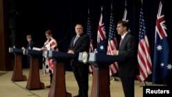 澳大利亚外长玛丽斯•佩恩和澳防长琳达·雷诺兹与美国国务卿蓬佩奥和美防长埃斯珀在华盛顿举行记者会。（2020年7月28日）