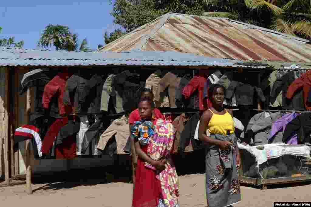 Wasichana wakisubiri usafiri katika mji wa Pemba, Msumbiji