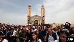 Des personnes en deuil portent le cercueil de l'une des victimes de l'explosion de l'église copte chrétienne Saint Marc à Alexandrie, le 10 avril 2017.