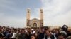 Des personnes en deuil portent le cercueil de l'une des victimes de l'explosion de l'église copte chrétienne Saint Marc à Alexandrie, le 10 avril 2017.