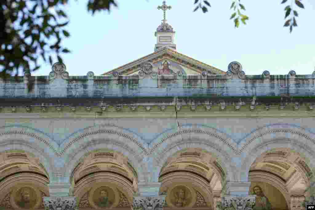 A crack on the facade of the Papal basilica di San Paolo fuori le Mura (Basilica of St. Paul outside the Walls) in Rome, Italy, Oct. 30, 2016. The basilica is closed to the public for security reasons, &nbsp;fter a 6.6 magnitude earthquake hit Norcia, 170km from Rome.