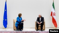 2013年10月15日，欧盟外交政策负责人阿什顿（左）与伊朗外长扎利夫（右）在日内瓦进行会谈。 