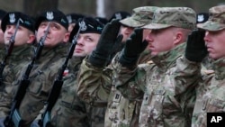 지난 2017년 폴란드 자간 군 기지에 도착한 미군들을 위한 환영식에서 미국과 폴란드 부대가 일자로 정렬해 있다. 러시아가 크림 공화국을 강제합병한 지난 2014년부터 미국은 폴란드에 4천여 병력을 순환배치하고 있다. 