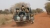 Des soldats burkinabé patrouillent sur la route de Gorgadji dans la région du Sahel, Burkina Faso, 3 mars 2019.