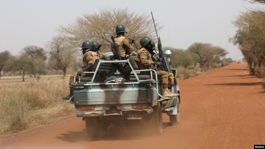Des soldats burkinabé patrouillent sur la route de Gorgadji dans la région du Sahel, Burkina Faso, 3 mars 2019.