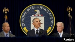 13일 바락 오바마 미국 대통령(가운데)이 미국 워싱턴 인근 버지니아주의 중앙정보국 CIA 본부를 방문했다.