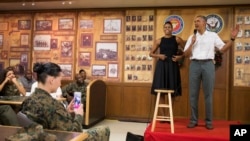 El presidente Obama aprovechó también para hacer bromas sobre su estado físico al compararse con los marines y prometió continuar ejercitándose con los regalos navideños de su esposa Michelle.