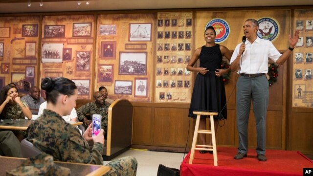 El presidente Obama aprovechó también para hacer bromas sobre su estado físico al compararse con los marines y prometió continuar ejercitándose con los regalos navideños de su esposa Michelle.