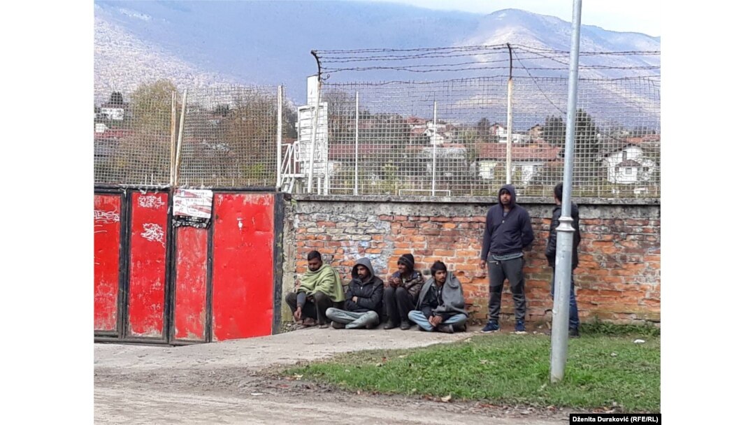 Migranti i izbjeglice ispred Đačko doma, Bihać, 26. oktobar 2018.
