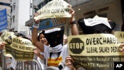 Pekerja migran Indonesia melakukan protes di depan Konjen Indonesia di Hong Kong (foto:dok) 