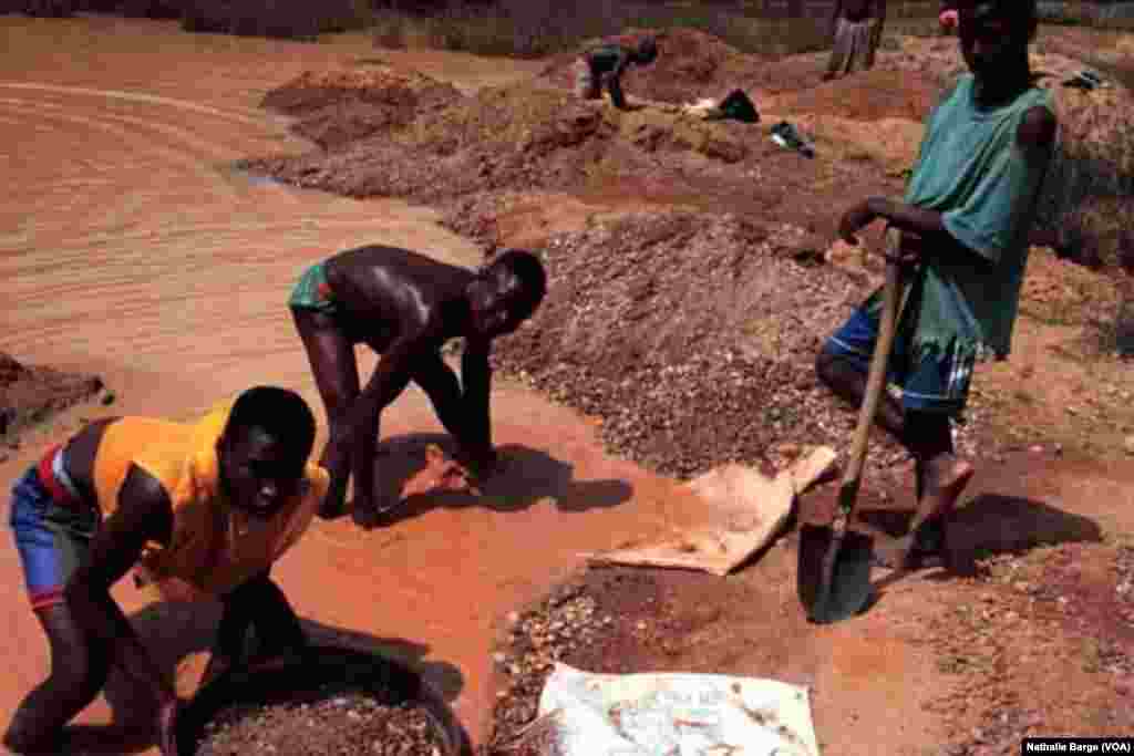 Des enfants travaillant dans la mine de diamants de Tongo, District de Kenema, Sierra Leone, janvier 2002. (Nathalie Barge, VOA)