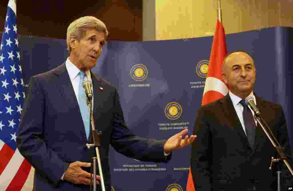 Menteri Luar Negeri Turki Mevlut Cavusoglu (kanan) dan Menteri Luar Negeri AS John Kerry berbicara pada media sebelum pertemuan di Ankara, Turki (12/9).&nbsp;(AP/Burhan Ozbilici)