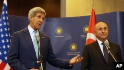 Menteri Luar Negeri Turki Mevlut Cavusoglu (kanan) dan Menlu AS John Kerry berbicara kepada media di Ankara, Turki (12/9/2014). Serangan ISIS telah memicu gelombang pengungsi ke perbatasan Turki. 