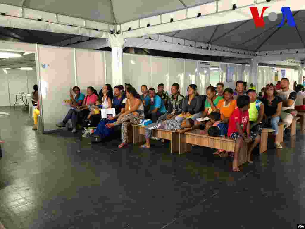 Migrantes esperan ser atendidos en el Centro de Recepción de Migrantes, administrado por ACNUR, en Pacaraima, Brasil. Foto: Celia Mendoza - VOA.