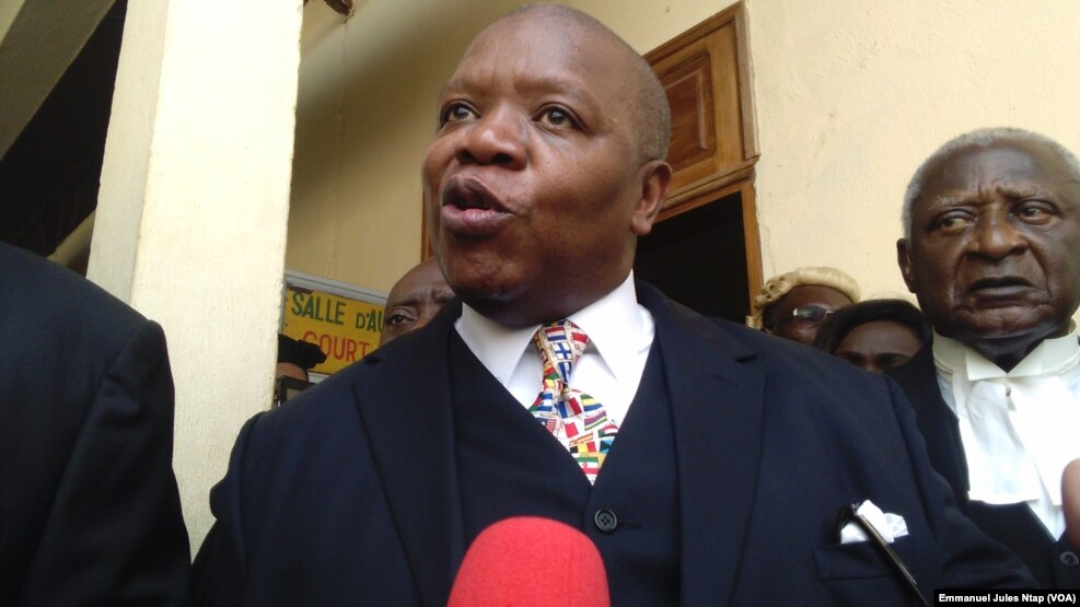 Maitre Monthé; ancien bâtonnier barreau du Cameroun s’adresse à la presse et aux avocats au Tribunal Militaire de Yaoundé, Cameroun, 2 février 2017. (VOA/Emmanuel Jules Ntap)