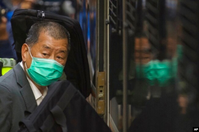 Jimmy Lai meninggalkan Pengadilan Banding Terakhir Hong Kong.(Foto: AP)