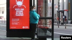 Seorang warga menunggu bus di sebuah halte di London, Inggris (foto: ilustrasi). 