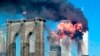 نمای از آتش سوزی در ساختمان های مرکز تجارت جهانی از پُل بروکلن در شهر نیویارک