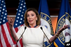 លោកស្រី Nancy Pelosi ថ្លែងទៅកាន់អ្នកសារព័ត៌មាន ខណៈដែលលោក Joseph Maguire ប្រធាន​ស្ដី​ទី​នៃ​ទី​ភ្នាក់​ងារ​ស៊ើប​អង្កេត​ជាតិ ធ្វើសក្ខីកម្មនៅរដ្ឋសភាតំណាងរាស្ត្រ កាលពីថ្ងៃទី២៦ ខែកញ្ញា ឆ្នាំ២០១៩។