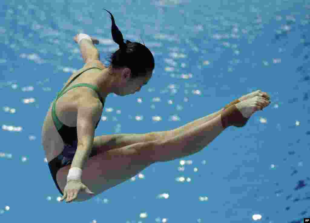 حواشی مسابقات جهانی شنا در کره جنوبی -&nbsp;شیرجه یک متری ورزشکار زن چینی.&nbsp;
