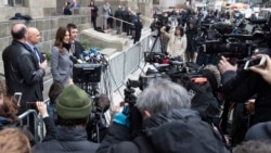 La abogada principal de Harvey Weinstein, Donna Rotunno, habla con los periodistas fuera de la corte después de una audiencia previa al juicio, el lunes 6 de enero de 2020, en Nueva York. El deshonrado magnate de la película enfrenta acusaciones de violación y agresión sexual. (Foto AP / Mary Altaffer)