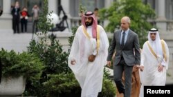 محمد بن سلمان وزیر دفاع و قائم مقام ولیعهد عربستان سعودی (چپ) در محوطه کاخ سفید در روز جمعه.