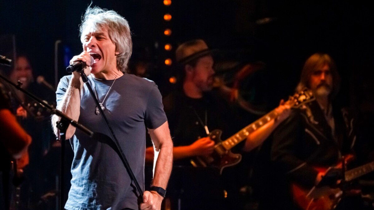 Singer Jon Bon Jovi Diagnosed with COVID-19 Just Before Concert