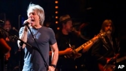 Jon Bon Jovi (foto nga Charles Sykes/Invision/AP)