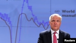 European Economic and Monetary Affairs Commissioner Olli Rehn presents the European Commission spring economic forecasts and outlook expectations for EU member states during a news conference at the EU Commission headquarters in Brussels, May 3, 2013.