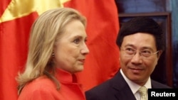 越南外交部長范平明(右)與美國國務卿克林頓7月10日在河內