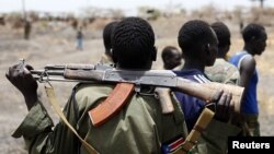 Askari wa Sudan kusini akiwa amebeba silaha karibu na jimbo la Unity April 22, 2012. (Reuters)