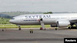 Petugas bandara terlihat dekat pesawat Air France Boeing 777 yang melakukan pendaratan darurat di Bandara Internasional Moi di kota pesisir Mombasa, Kenya, 20 Desember 2015.