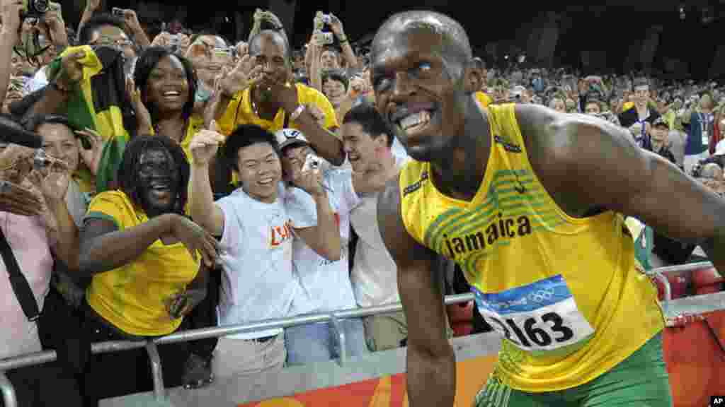 Usain Bolt arrive décontracté sur le 100m des Jeux olympiques de Pekin, pour sa deuxième participation, le 16 août 2008.