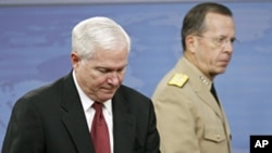 Secretary of Defense Robert Gates (l) and Chairman of the Joint Chiefs of Staff Adm. Mike Mullen at the Pentagon, June 16, 2011