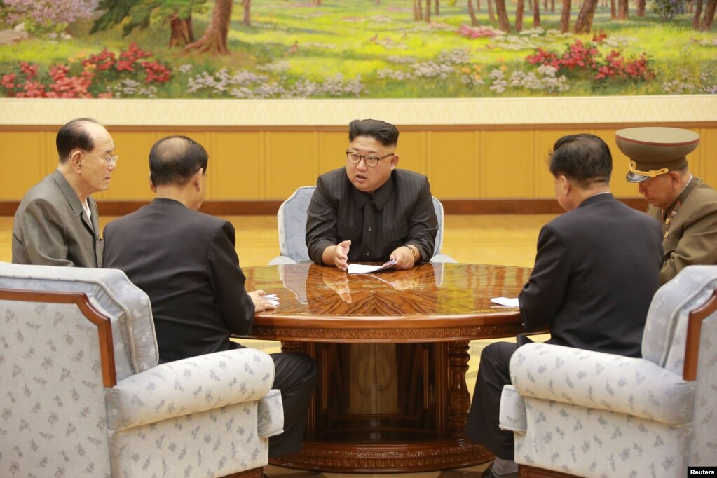 朝中社2017年9月4日发布的这张没有标注日期的照片显示朝鲜领导人金正恩和劳动党中央政治局常委开会。