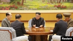 지난 9월 북한 노동당 중앙위원회 정치국 상무위원회가 열렸다고 조선중앙통신이 보도했다. 사진은 북한 김정은 노동당 위원장이 관계자들과 6차 핵실험 결정을 논의하는 모습.