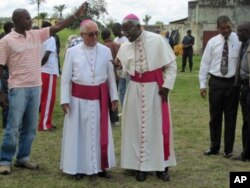 Dom José Queiroz, bispo do Huambo (esq.) com o Núncio Apostólico em Angola, Novatus Rugambwa