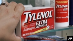 El Tylenol es un calmante que se vende sin receta en las farmacias y contiene Acetaminofén.