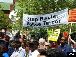 巴尔的摩示威群众打着横幅：停止种族主义警察的恐怖行径（2015年5月2日）