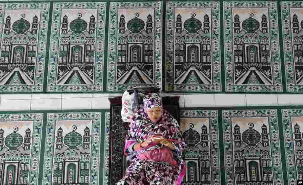 زنی در اندونزی در نخستین روز ماه رمضان پس از نماز در مسجد استراحت می&zwnj;کند.